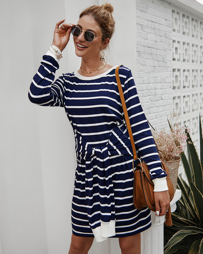 Alkalmi női csíkos ruha hosszú ujjal és ovális nyakkivágással