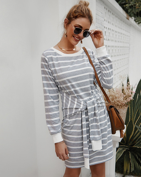 Alkalmi női csíkos ruha hosszú ujjal és ovális nyakkivágással
