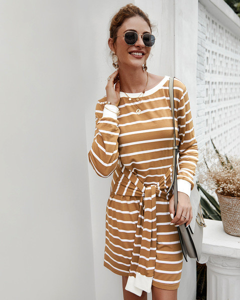 Alkalmi női csíkos ruha hosszú ujjal és ovális nyakkivágással