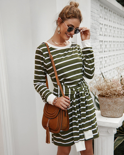 Alkalmi női csíkos ruha hosszú ujjal és ovális nyakkivágással