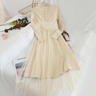 Modern női ruha két színben, gombokkal és tüllel