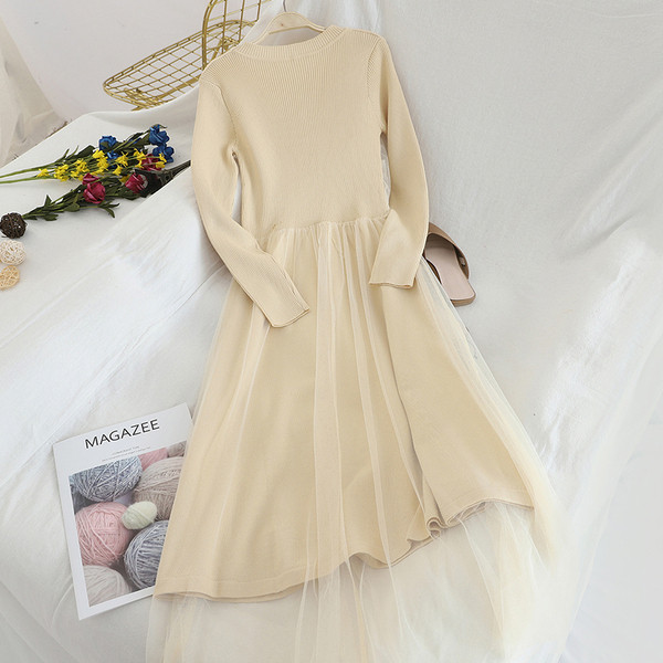 Modern női ruha két színben, gombokkal és tüllel