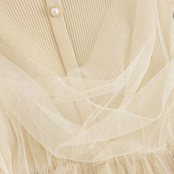 Modern női ruha két színben, gombokkal és tüllel