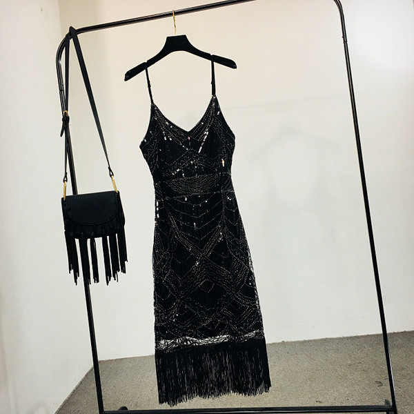 Stílusos női ruha vékony pántokkal és flitter elemekkel, fekete színben