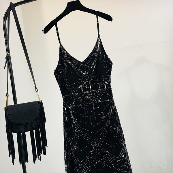 Stílusos női ruha vékony pántokkal és flitter elemekkel, fekete színben