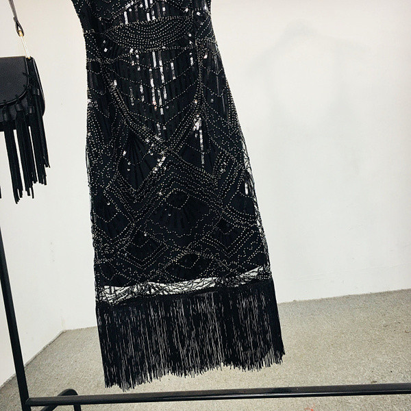 Stílusos női ruha vékony pántokkal és flitter elemekkel, fekete színben