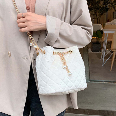 Stílusos bársony kézitáska hosszú lánccal és gyöngyökkel öt színben