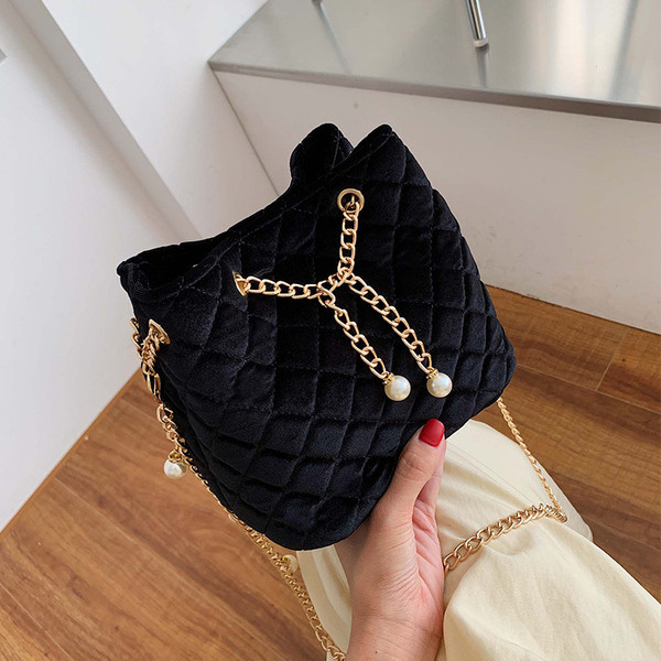 Stílusos bársony kézitáska hosszú lánccal és gyöngyökkel öt színben