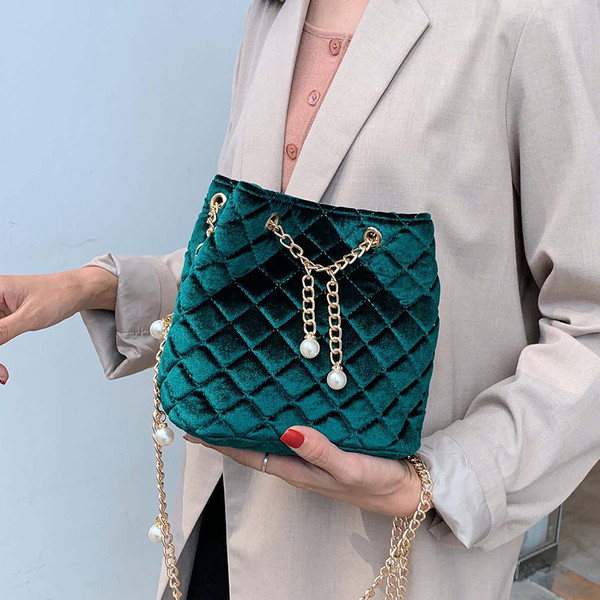 Stílusos bársony kézitáska hosszú lánccal és gyöngyökkel öt színben