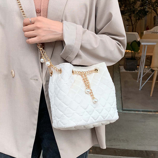 Stílusos bársony kézitáska hosszú lánccal és gyöngyökkel öt színben