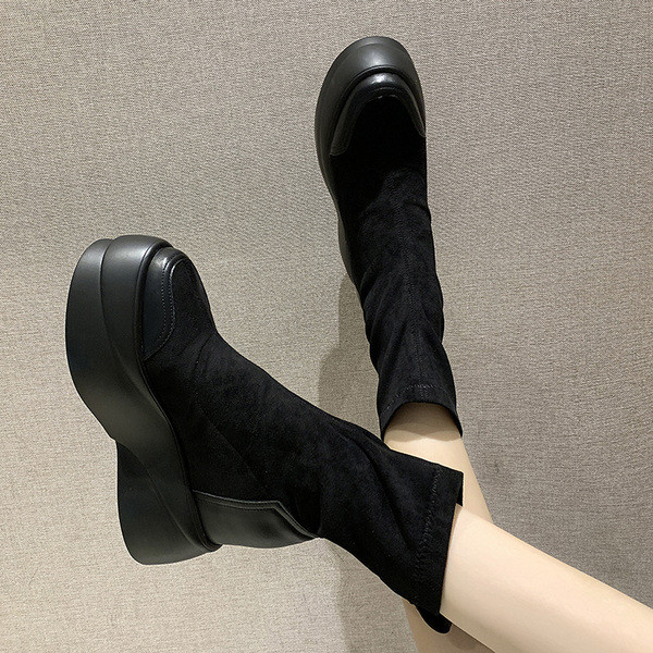 Aktuális női csizma platformos fekete és barna színben