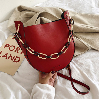 Eko bőrből készült stílusos női táska fémlánccal, négy színben