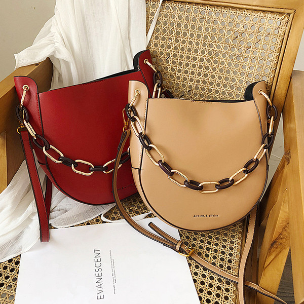 Eko bőrből készült stílusos női táska fémlánccal, négy színben