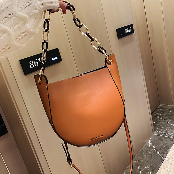 Eko bőrből készült stílusos női táska fémlánccal, négy színben