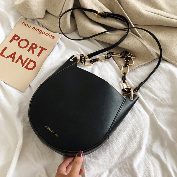 Eko bőrből készült stílusos női táska fémlánccal, négy színben