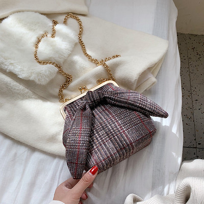 Stílusos női táska szalaggal és hosszú fémlánccal, három színben