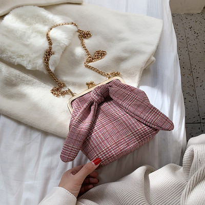 Stílusos női táska szalaggal és hosszú fémlánccal, három színben