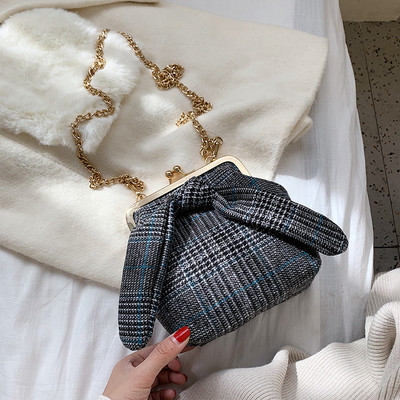 Stílusos női táska szalaggal és hosszú fémlánccal, három színben