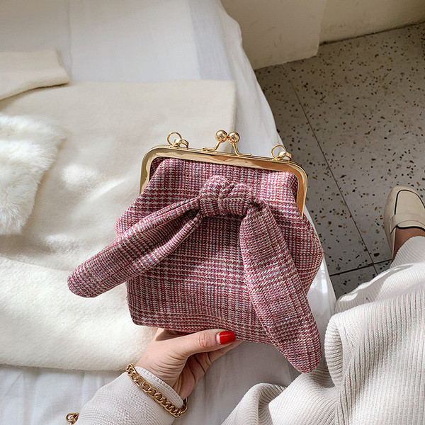 Stílusos női táska szalaggal és hosszú fémlánccal, három színben