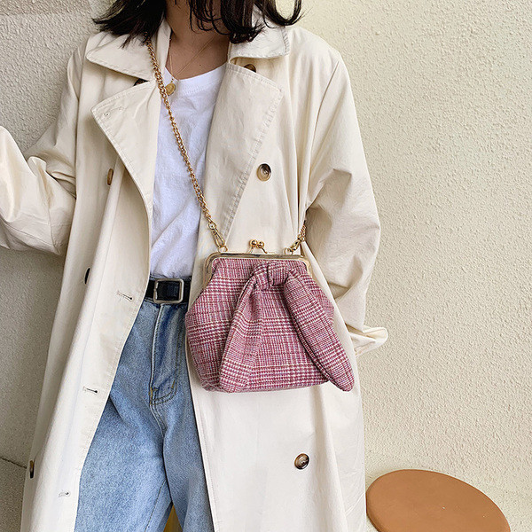 Stílusos női táska szalaggal és hosszú fémlánccal, három színben