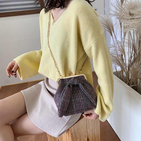 Stílusos női táska szalaggal és hosszú fémlánccal, három színben