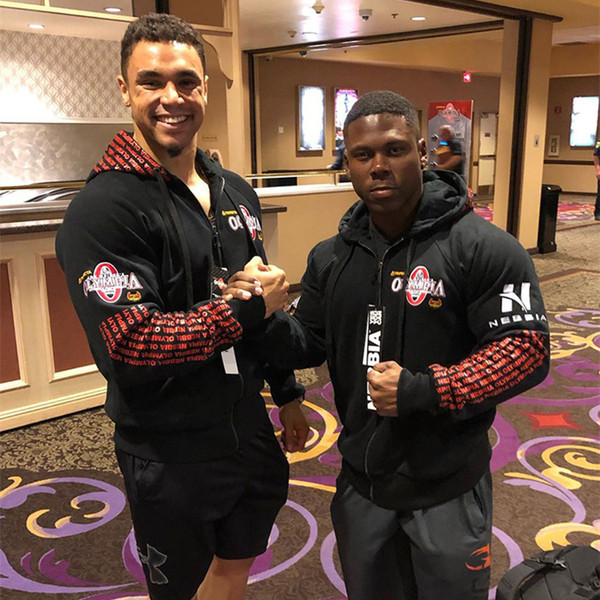 Casual άνδρικό φούτερ με κουκούλα και φερμουάρ σε μαύρο και άσπρο χρώμα