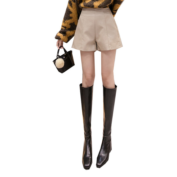 Modern női rövidnadrág műbőrből többféle színben