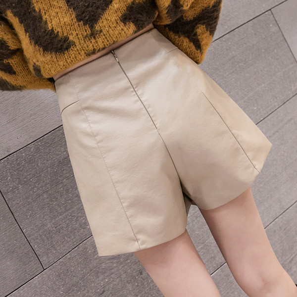 Modern női rövidnadrág műbőrből többféle színben