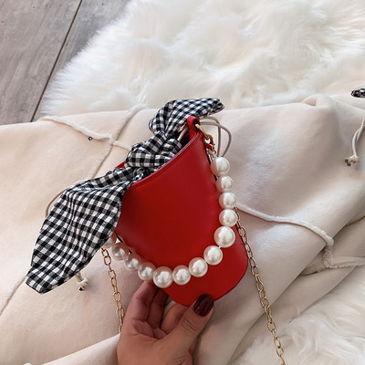 Női táska hosszú lánccal és rövid fogantyúval, gyöngyökkel