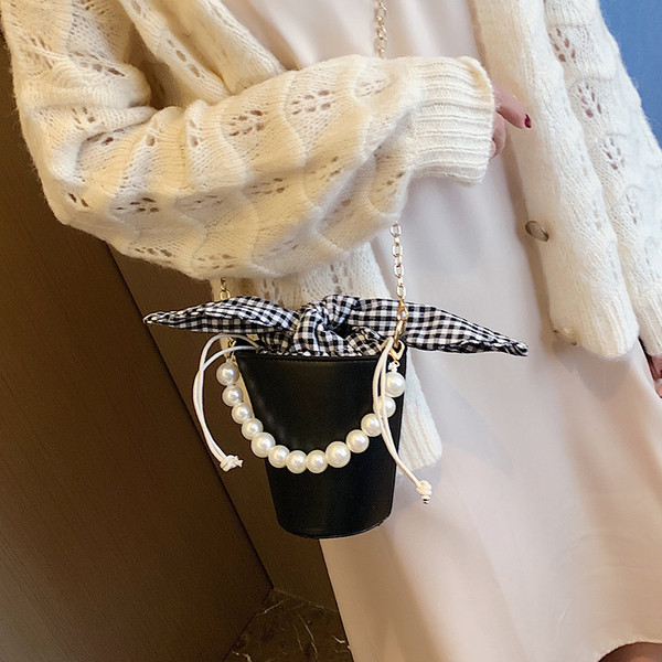 Női táska hosszú lánccal és rövid fogantyúval, gyöngyökkel