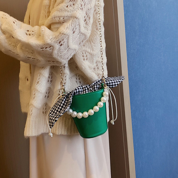 Női táska hosszú lánccal és rövid fogantyúval, gyöngyökkel