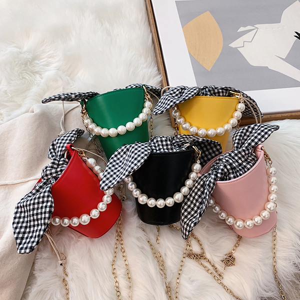 Női táska hosszú lánccal és rövid fogantyúval, gyöngyökkel