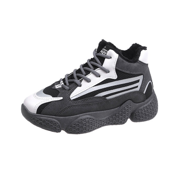 Aktuális női tornacipő durva talppal, fekete és szürke színben
