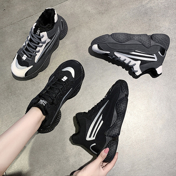 Aktuális női tornacipő durva talppal, fekete és szürke színben