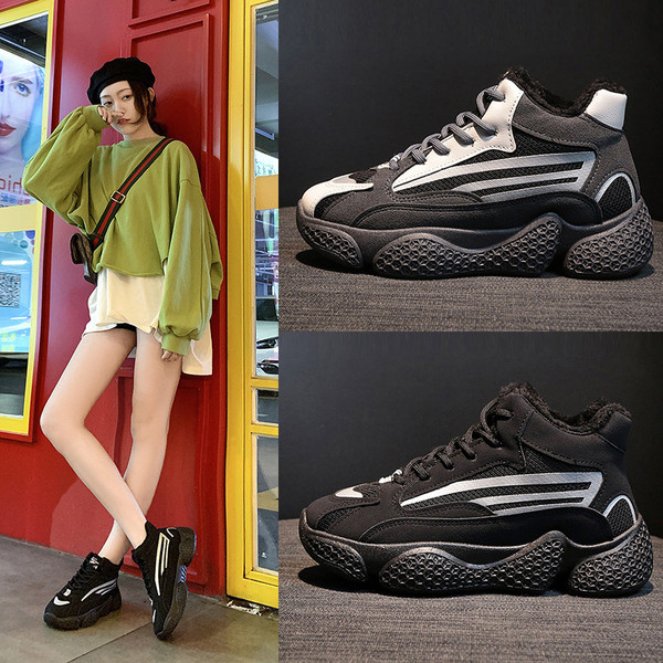 Aktuális női tornacipő durva talppal, fekete és szürke színben