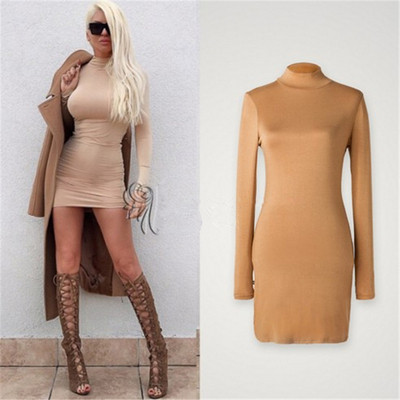 Modern női ruha magas gallérral és hosszú ujjú bézs színben