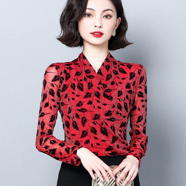 Modern női blúz piros színben, V-alakú és hosszú ujjú