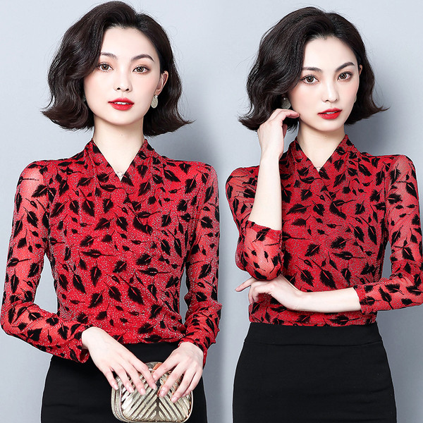 Modern női blúz piros színben, V-alakú és hosszú ujjú