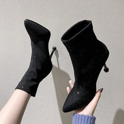 Κομψές γυναικείες μπότες με γυαλιστερό αποτέλεσμα και ψηλό τακούνι σε μαύρο και ασημί χρώμα