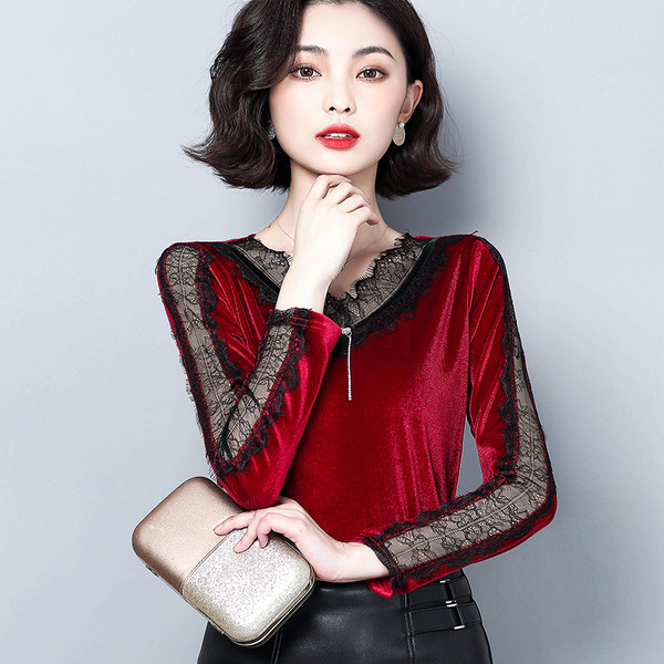 Bluză de damă actuală în albastru și roșu cu decolteu în V și dantelă