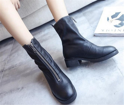 Μοντέρνες γυναικείες μπότες με φερμουάρ σε μαύρο χρώμα