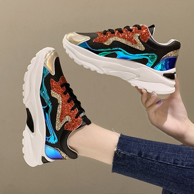 Modern női tornacipő platformmal és fényes hatással három színben