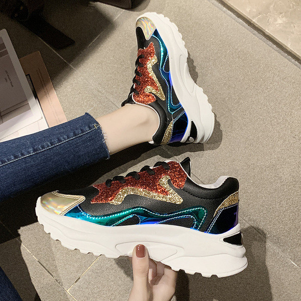 Modern női tornacipő platformmal és fényes hatással három színben