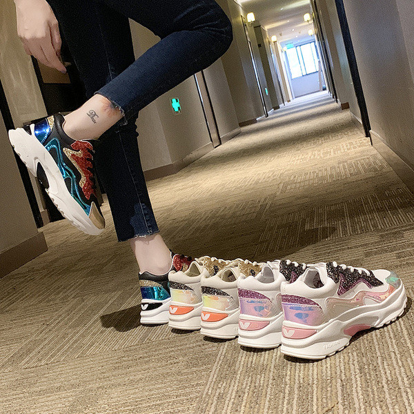 Modern női tornacipő platformmal és fényes hatással három színben