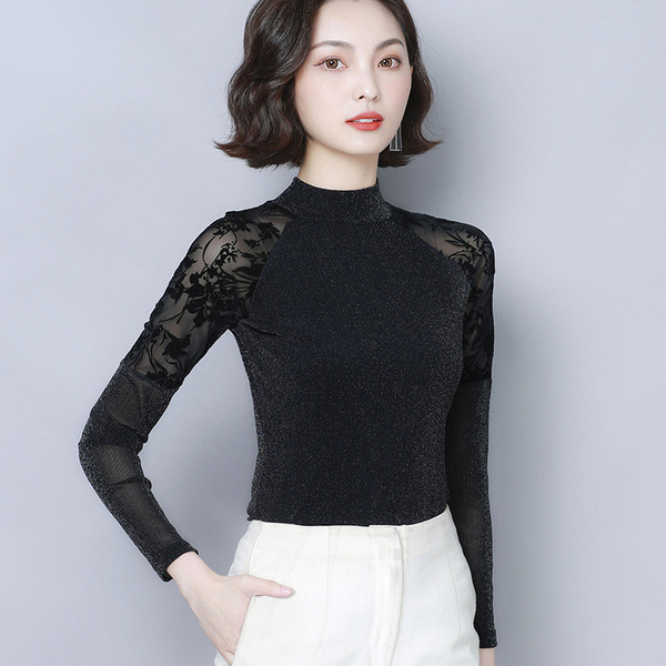 Aktuális női blúz fekete színben, csipkével és hosszú ujjal