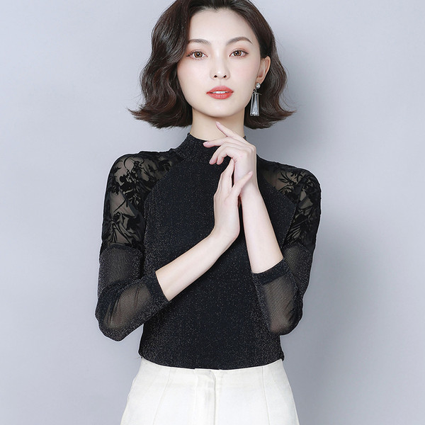 Aktuális női blúz fekete színben, csipkével és hosszú ujjal