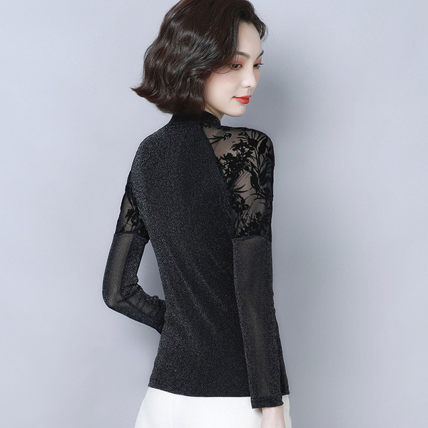 Aktuális női blúz fekete színben, csipkével és hosszú ujjal