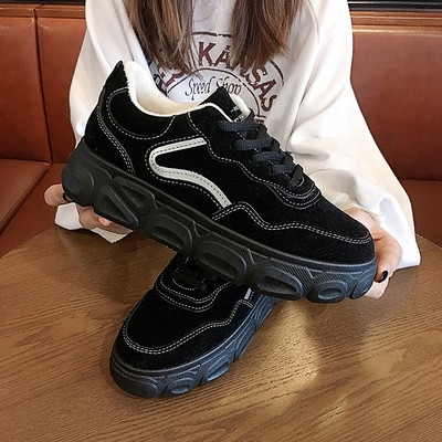 Aktuális női tornacipő öko velúrból, magas talppal