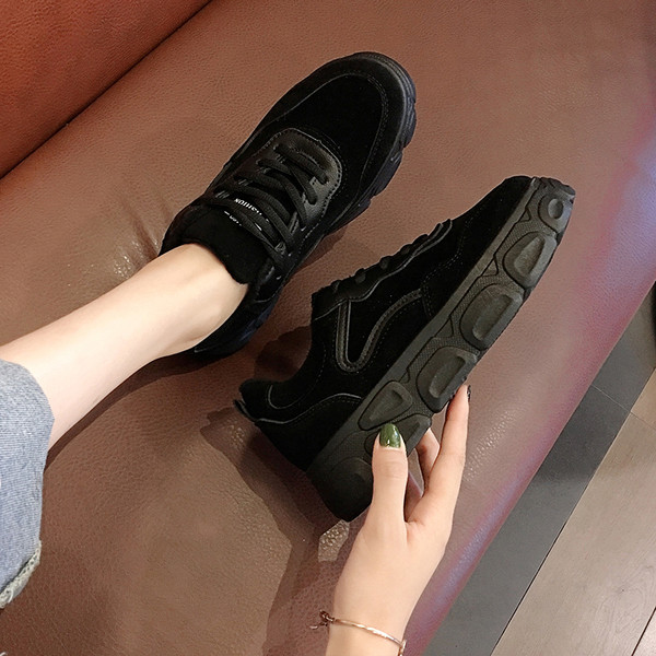 Aktuális női tornacipő öko velúrból, magas talppal