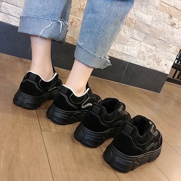 Aktuális női tornacipő öko velúrból, magas talppal